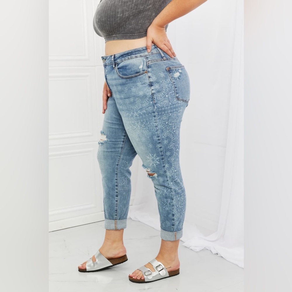 FLASH SALE! JUDY BLUE Plus Size Maika Paisley Patterned Ripped Boyfriend Jeans - Picture 3 of 4